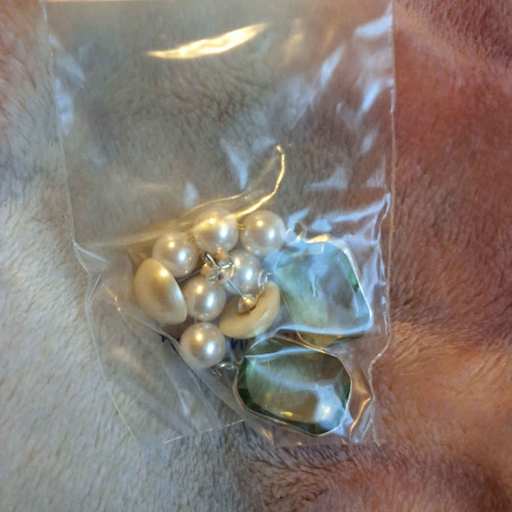 NWOT PEARL EARRINGS WITH GREEN STONE